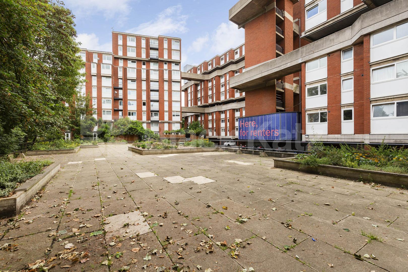 Spacious split level three bedroom flat set within a small purpose built block Crayford Road, Holloway